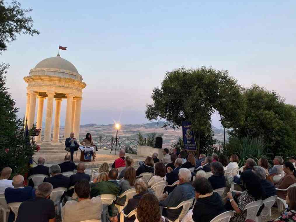 Immagine articolo: Santa Margherita. Rotary, presentazione del libro “Maria José Regina indomita“ di Luciano Regolo
