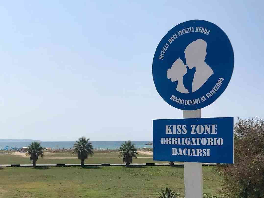 Immagine articolo: Un bacio vista mare... Arriva la Kiss Zone a Porto Palo