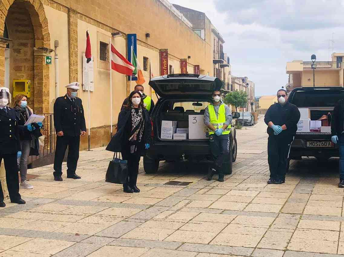 Immagine articolo: Menfi. Arrivate 15mila mascherine: distribuzione porta a porta da volontari Enduro e Cri