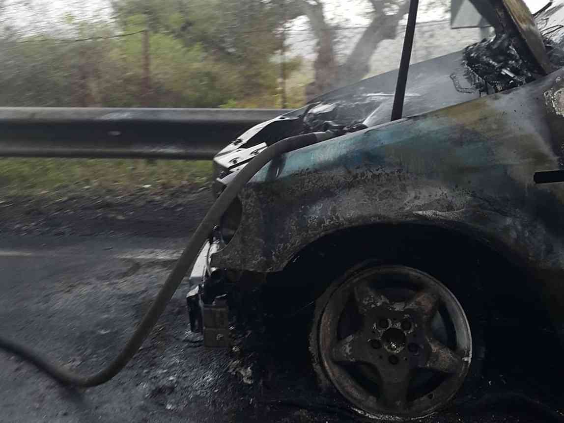 Immagine articolo: S.Margherita, a fuoco il motore di una Mercedes Station