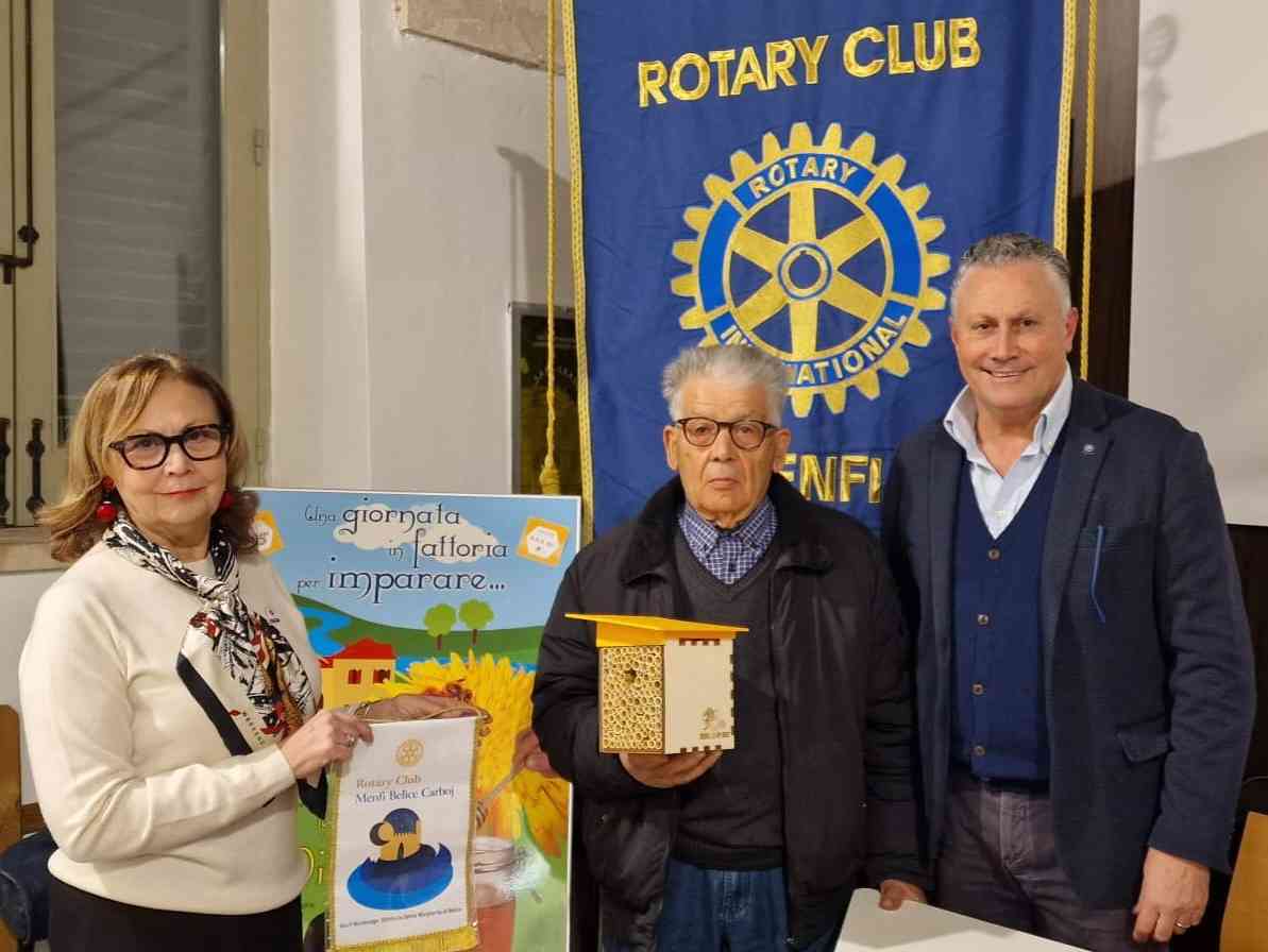 Immagine articolo: Menfi: un progetto Rotary per salvare le api