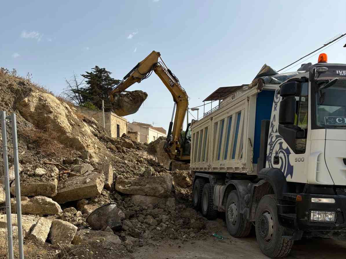 Immagine articolo: Cominciato lo sgombero della frana di Porto Palo. Entro 10 giorni il ripristino della carreggiata