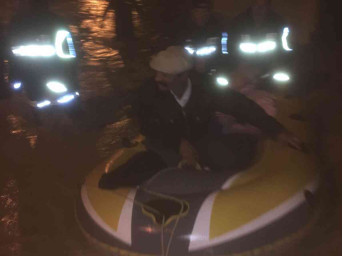 Immagine articolo: Lido Fiori “sott'acqua“. Salvataggio con il canotto in via degli Oleandri. Sul posto i Vigili del Fuoco