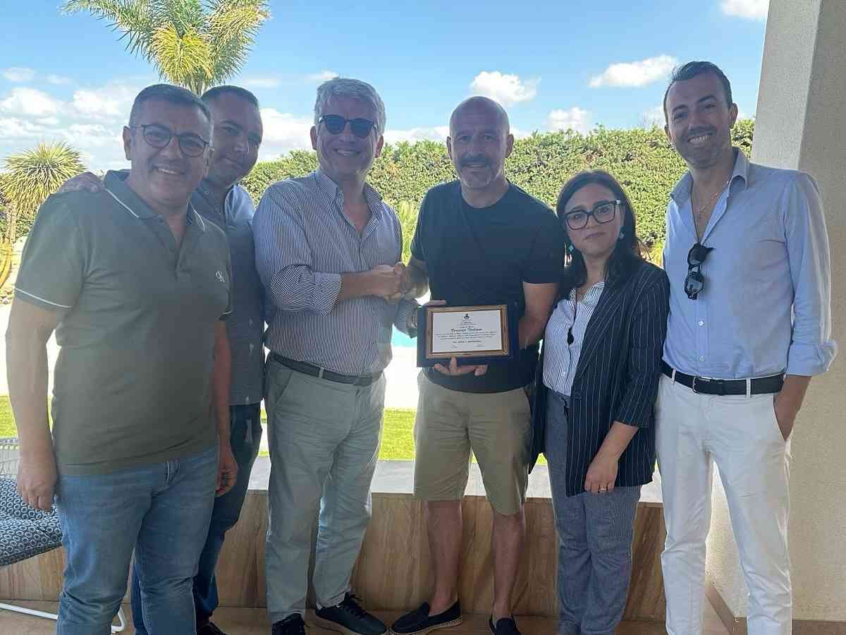 Immagine articolo: L'allenatore del Bologna, Vincenzo Italiano, riceve una targa di encomio nella sua Ribera