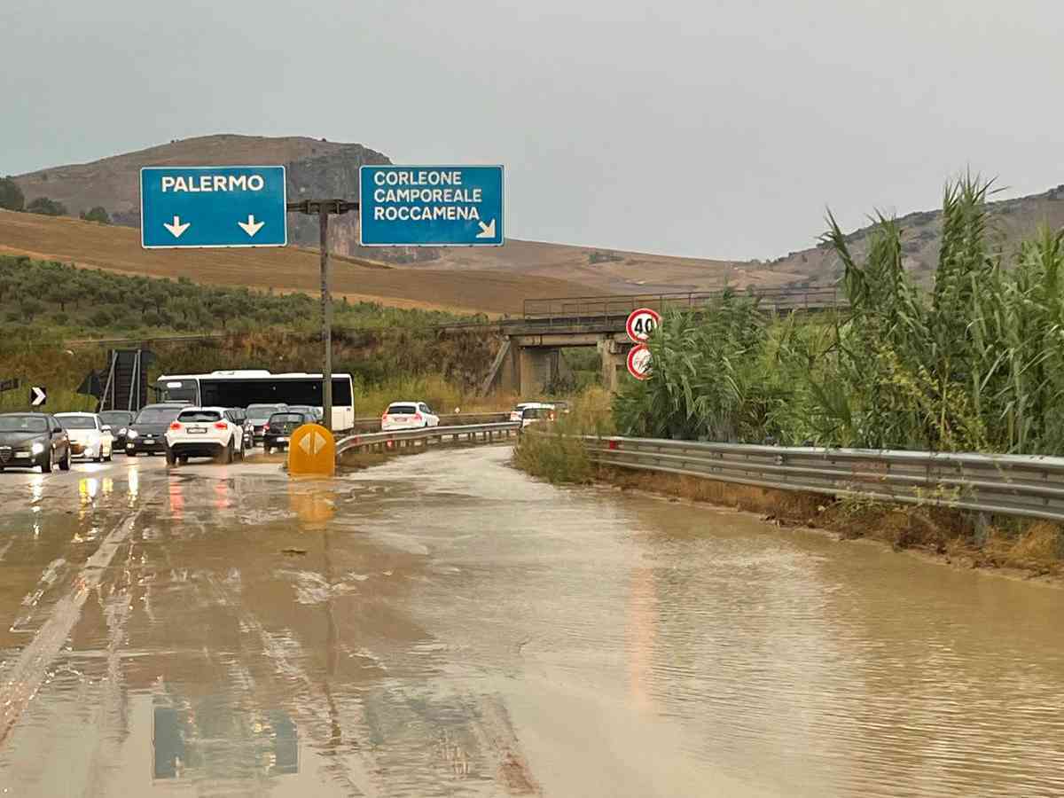 Immagine articolo: Bomba d'acqua sulla Fondovalle, Palermo - Sciacca. Strada allagata. Code e rallentamenti