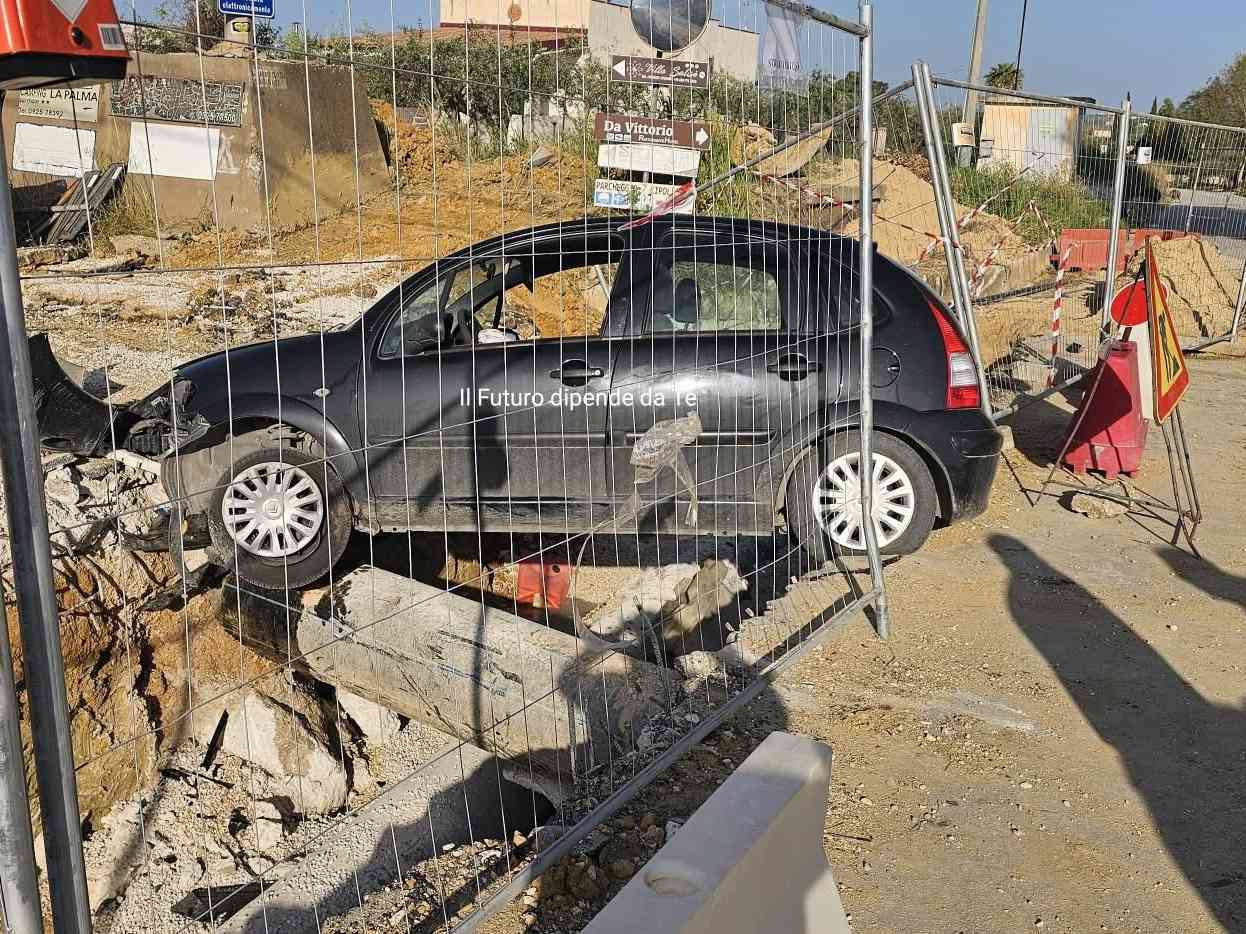 Immagine articolo: Macchina finisce dentro gli scavi dei lavori sulla strada per i Fiori