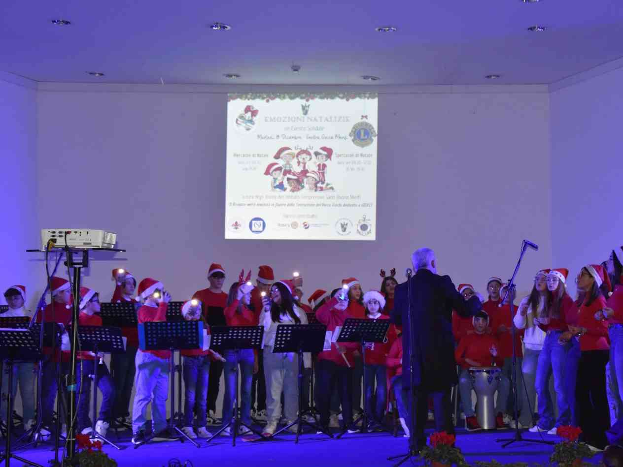 Immagine articolo: Il Centro civico di Menfi, stracolmo si è rivelato una splendida cornice per l'evento solidale “Emozioni Natalizie“