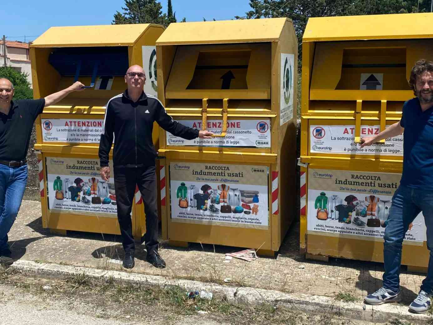 Immagine articolo: Installati oggi a Montevago i contenitori per il conferimento degli indumenti usati