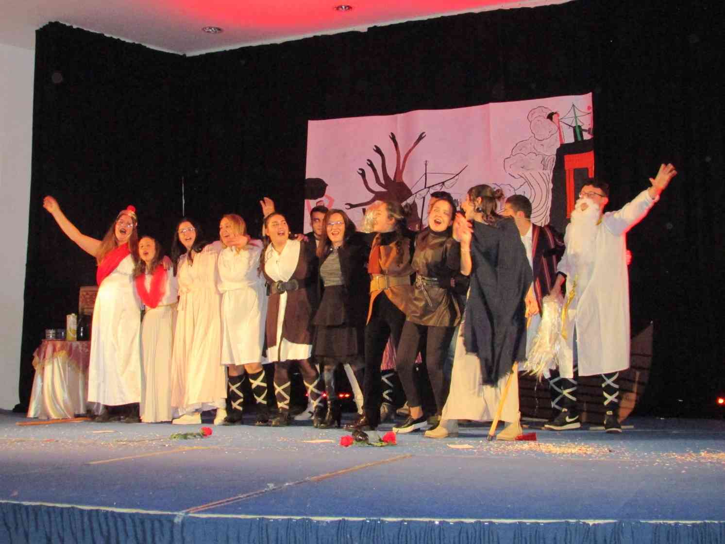 Immagine articolo: Strepitoso successo per gli studenti della IV A del Liceo Scientifico di Menfi con la parodia musicale dell’Odissea