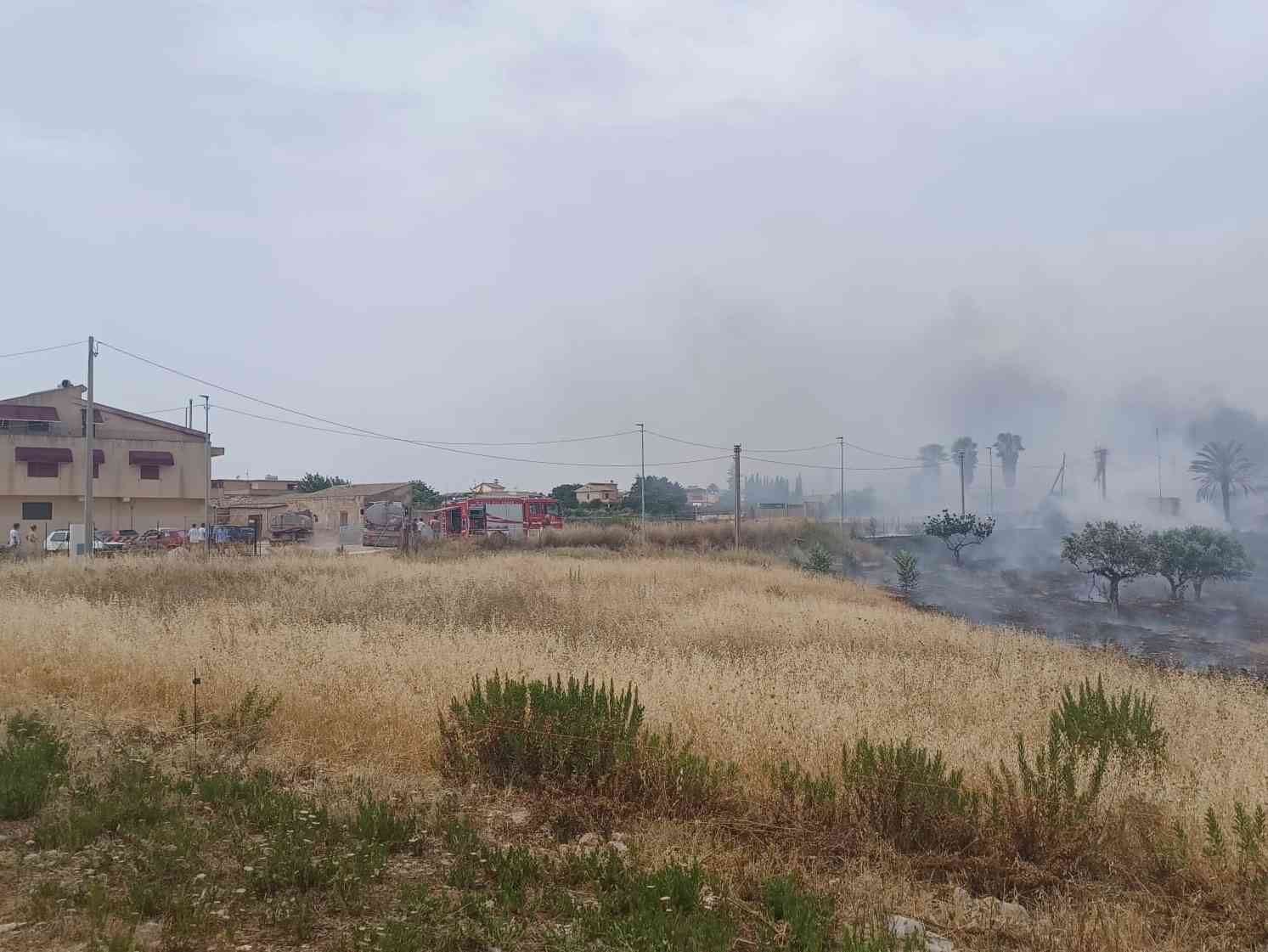 Immagine articolo: Incendio a Menfi: sindaco interviene e aiuta a evacuare una famiglia da casa avvolta dal fumo