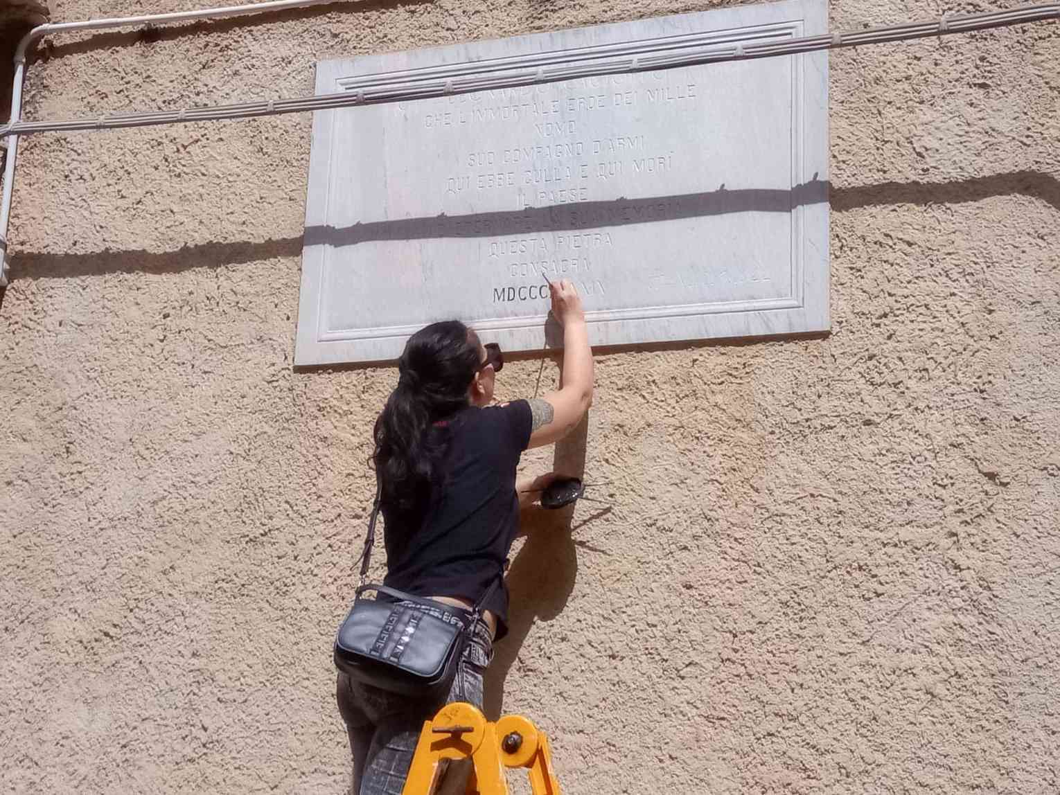 Immagine articolo: Menfi contagiata da un ritrovato spirito di comunità. Alice Sanzillo restaura le targhe commemorative