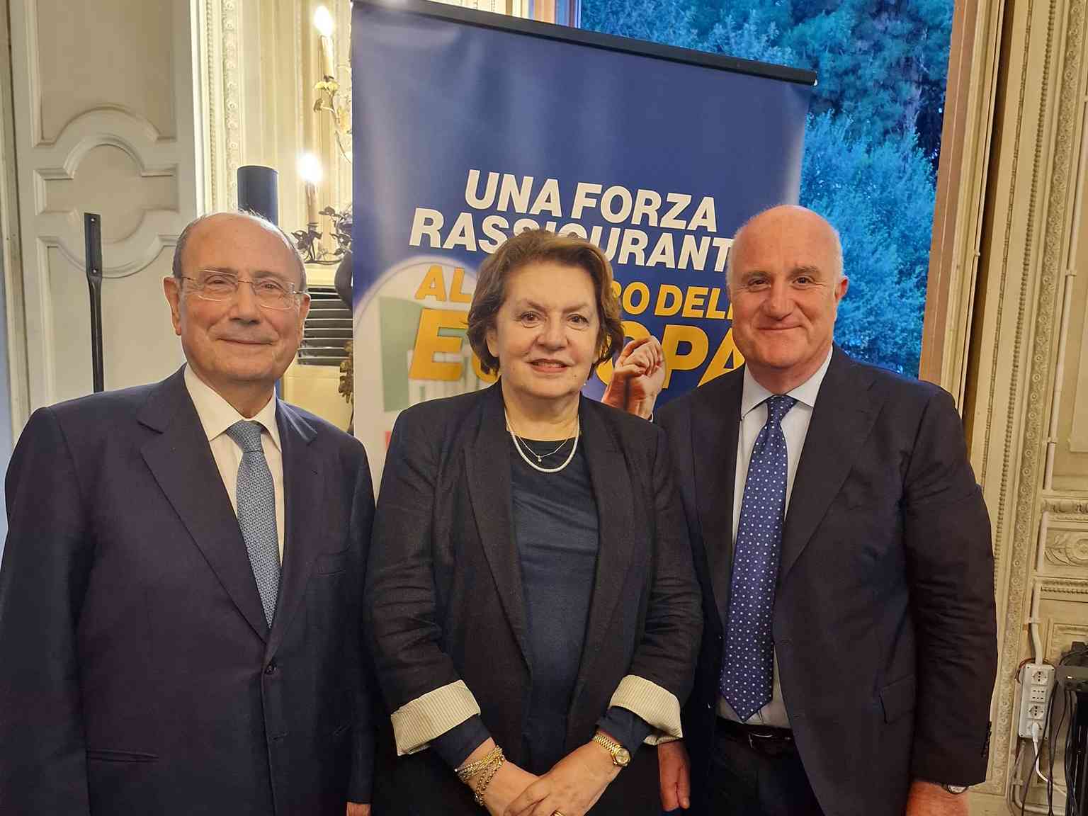 Caterina Chinnici tra il presidente della Regione Siciliana Renato Schifani e al coordinatore di Forza Italia Marcello Caruso