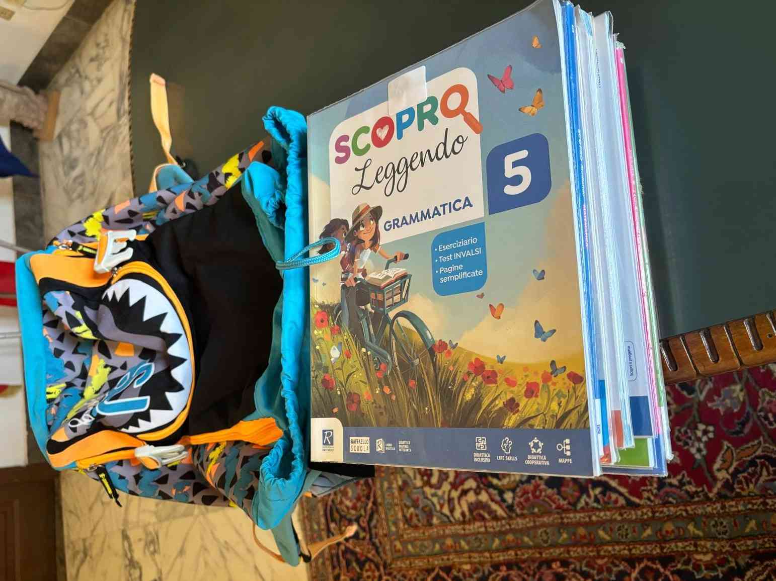 Immagine articolo: Gesto di generosità a Menfi: il giovane Antonino dona i suoi libri di scuola a un altro studente