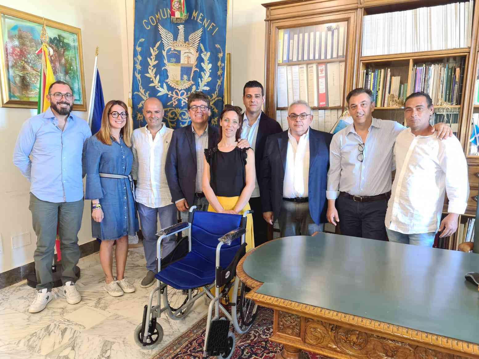 Immagine articolo: Menfi. Donata una sedia a rotelle per permettere ai diversamente abili di accedere agli uffici comunali
