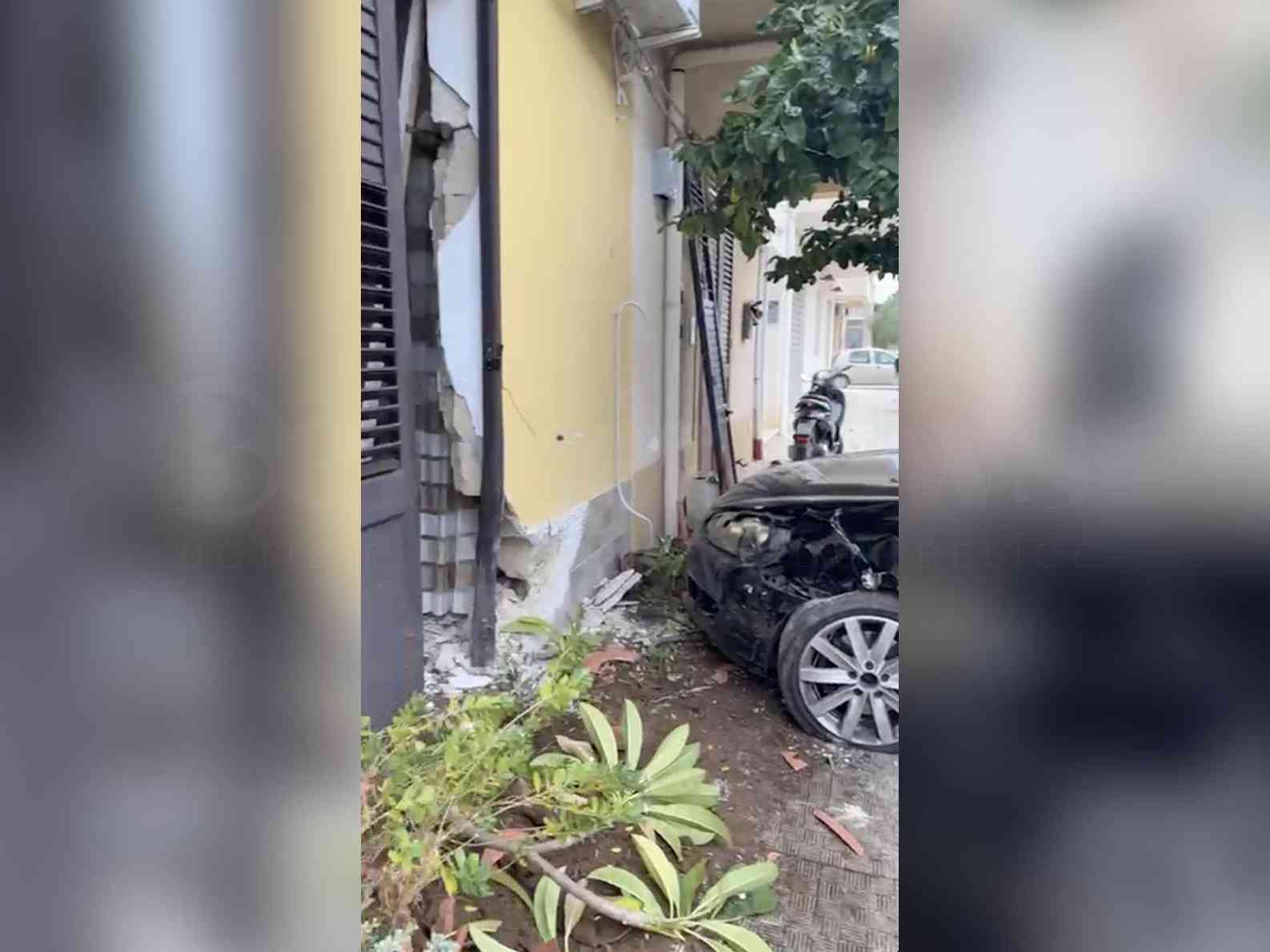Immagine articolo: Menfi. Auto piomba dentro abitazione. Incidente in via XXIII Marzo