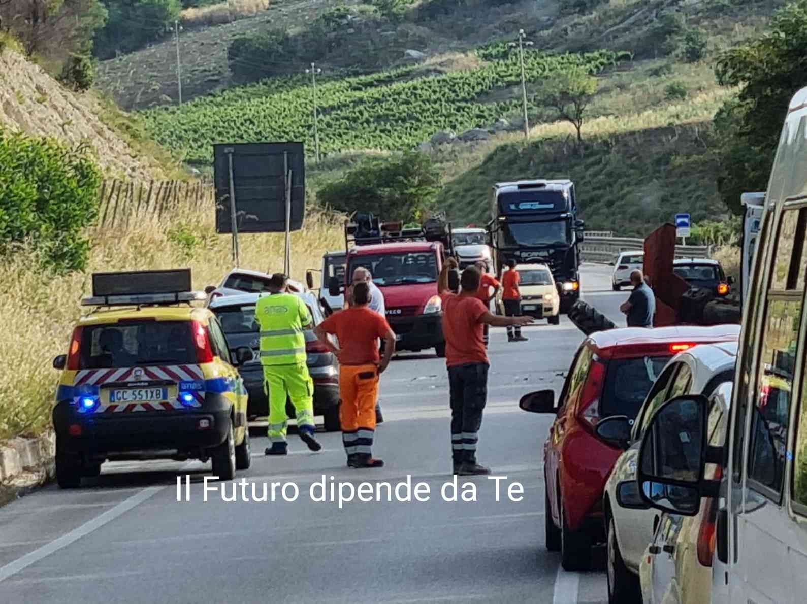 Immagine articolo: (FOTO) Fondovalle Sciacca Palermo, grave incidente tra auto e trattore