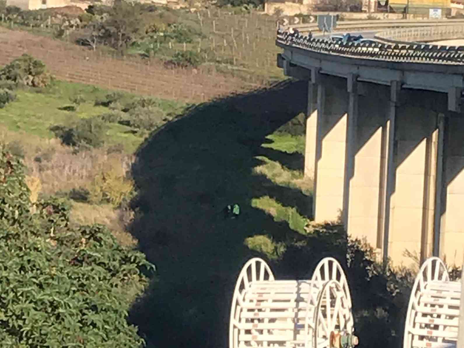 Immagine articolo: Menfi, un uomo tenta il suicidio lanciandosi dal ponte di Via del Serpente. Sul posto Ambulanza e Polizia
