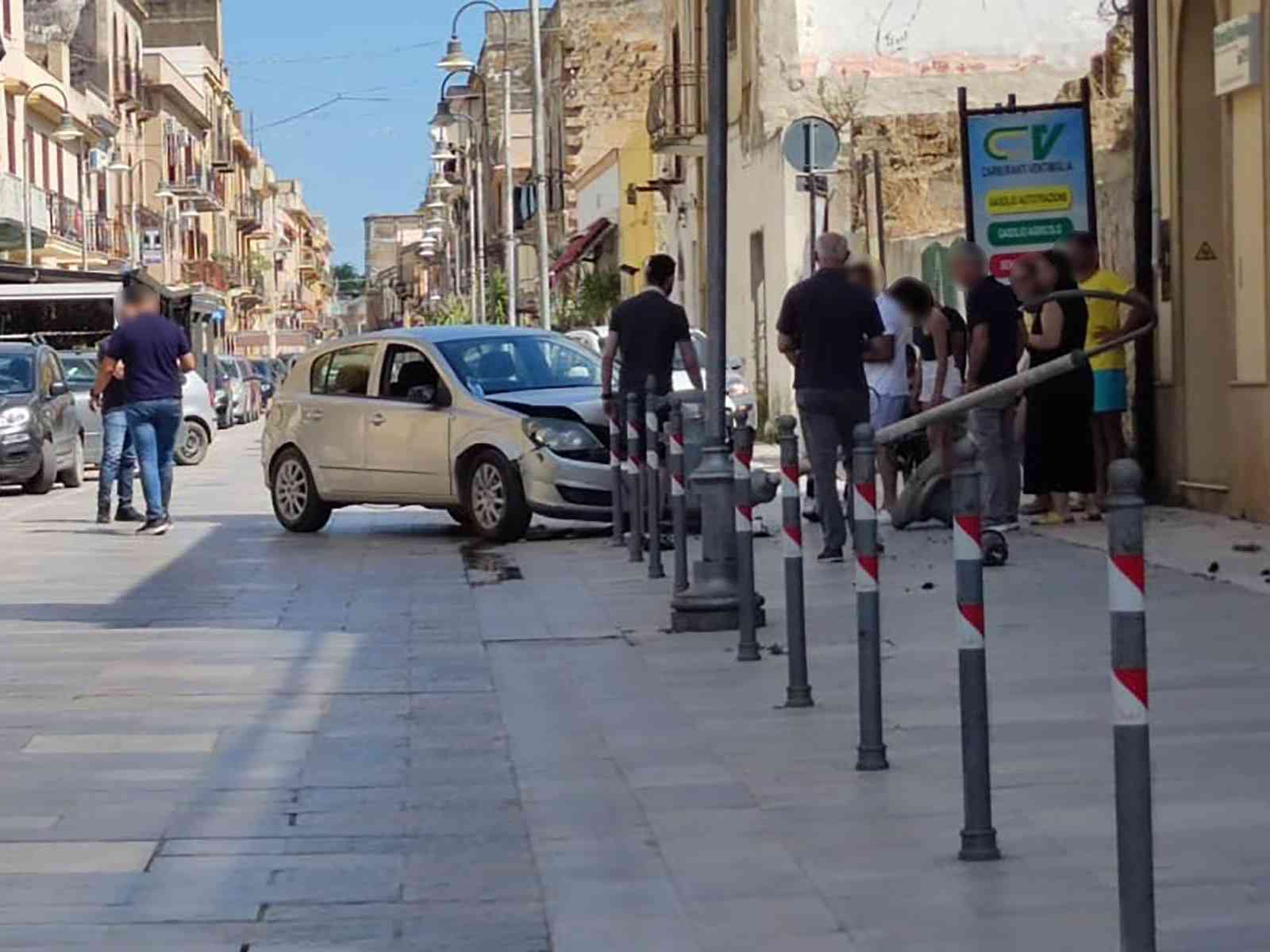 Immagine articolo: Menfi. Incidente in via della Vittoria. Nello scontro cade un lampione