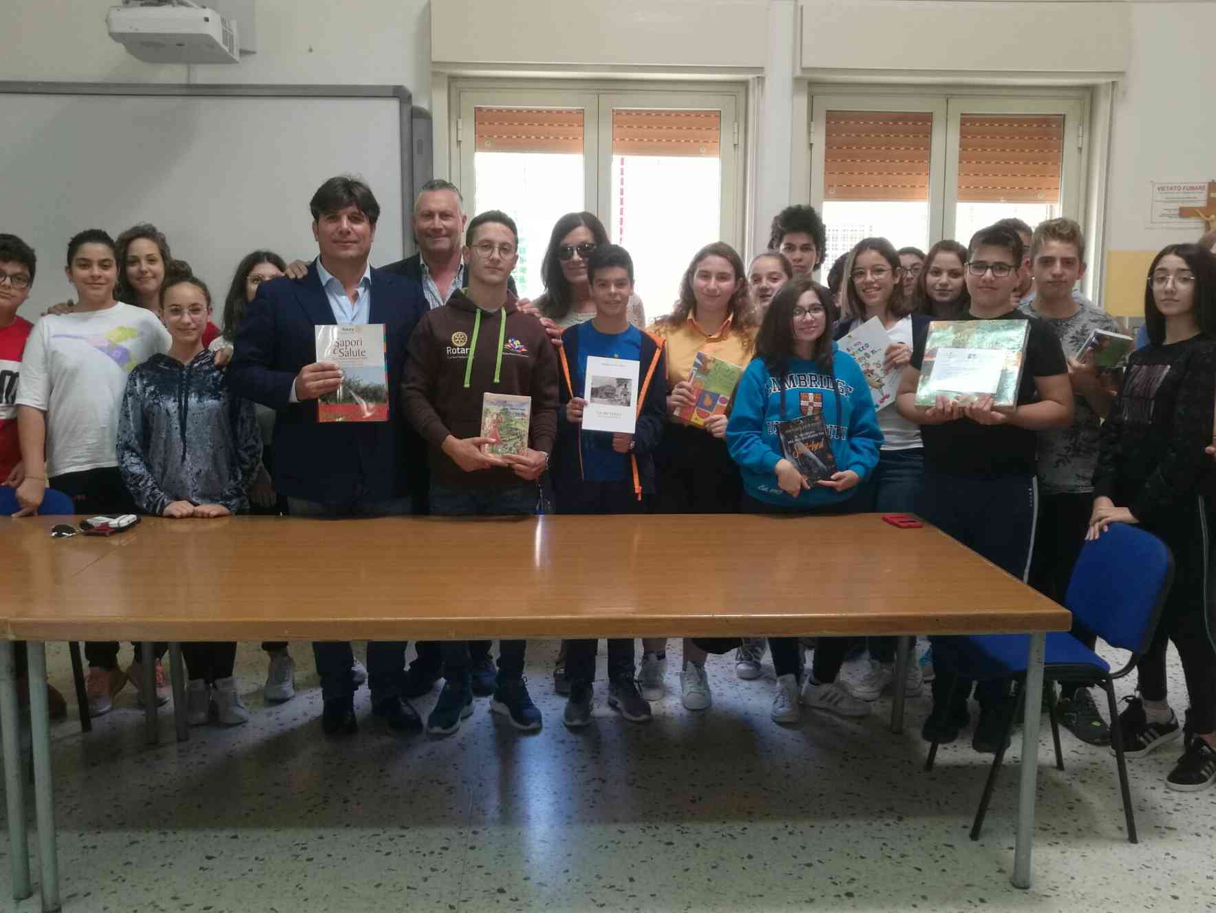 Immagine articolo: #ioleggoperchè? L'Interact di Menfi dona alcuni libri all'Istituto 'Santi Bivona'