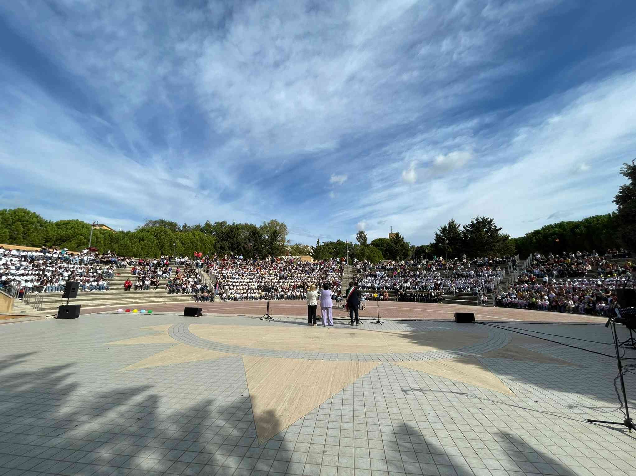 Immagine articolo: Menfi. Al Teatro del Mare tantissime emozioni in occasione dell'inaugurazione dell'anno scolastico