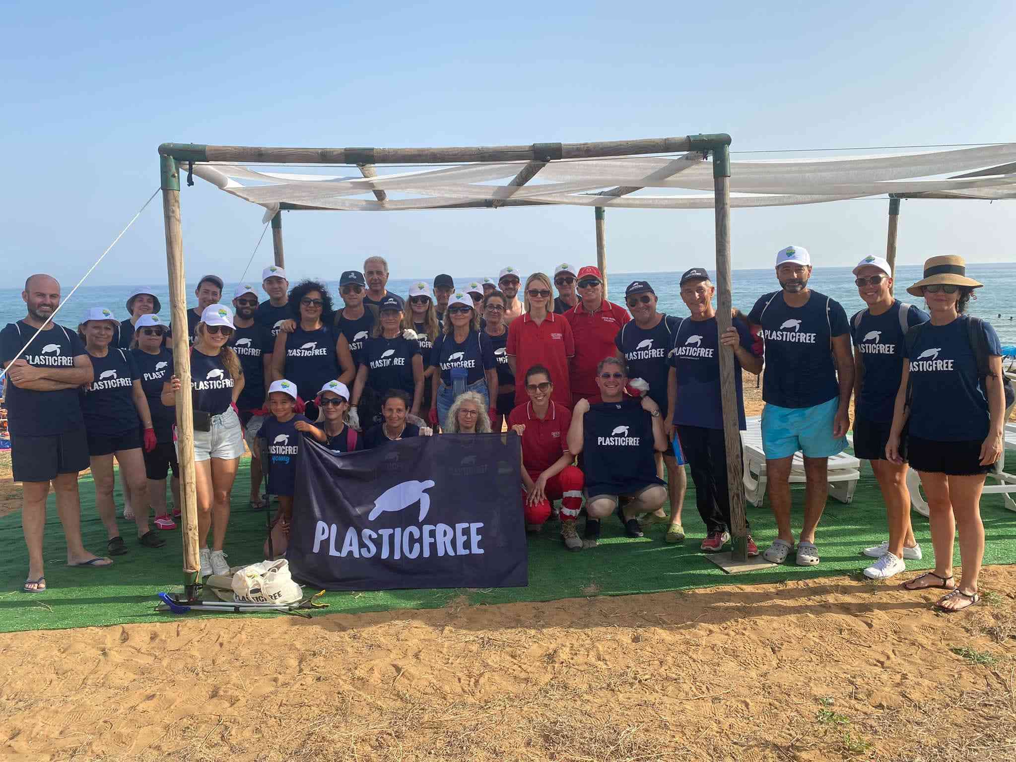 Immagine articolo: Menfi. Il grande caldo non ferma Plastic Free: 100kg di rifiuti raccolti