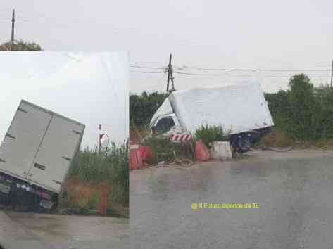 Immagine articolo: Menfi, autista perde il controllo e furgoncino finisce nella scarpata sulla Provinciale