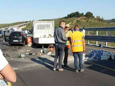 Immagine articolo: Incidente sul viadotto Belìce, auto passa con il rosso e si scontra contro un furgone del cantiere