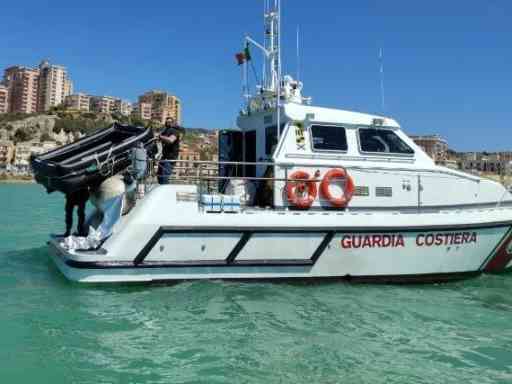 Immagine articolo: Imbarcazioni e moto d’acqua trovati sotto costa tra Menfi e Sciacca. Elevate quattro multe per un totale di 8 mila euro