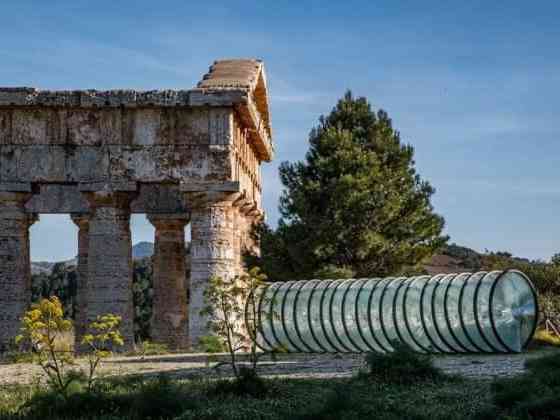 Immagine articolo: Segesta, Sgarbi si infuria per l’installazione di opere d’arte accanto al tempio del parco archeologico. Intervengono Musumeci e Samonà