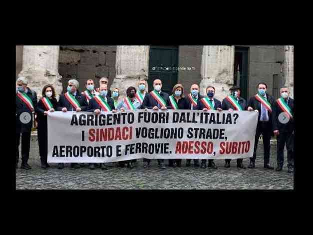 Immagine articolo: Recovery Plan, la  protesta dei sindaci agrigentini a Roma . “Agrigento fuori dall'Italia? I Sindaci vogliono strade, aeroporto e ferrovie. Adesso , subito“