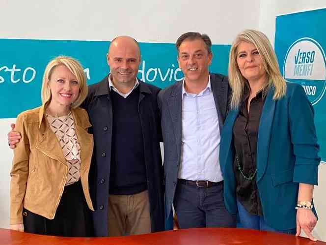 Immagine articolo: (VIDEO) Menfi, Ludovico Viviani accoglie sostegno di Ezio Ferraro. Presentati primi candidati al Consiglio Comunale