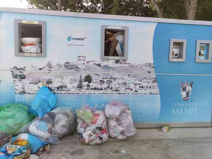 Immagine articolo: Menfi, isola ecologica vandalizzata. Il lettore: “Telecamere contro gli incivili“