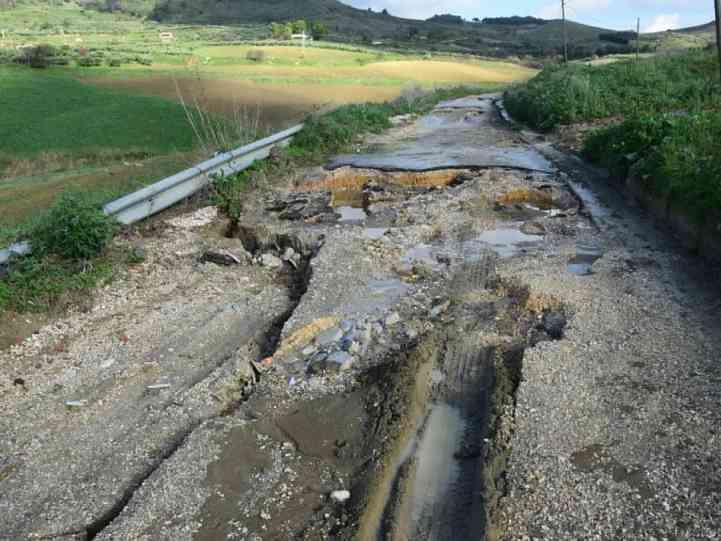 Immagine articolo: Salaparuta, cominciati i lavori sulla ex linea ferrata danneggiata dall'ultima alluvione