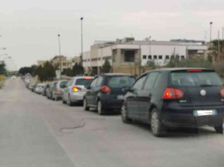 Immagine articolo: Covid, lunghe code al centro civico di Menfi per lo screening scolastico gratuito