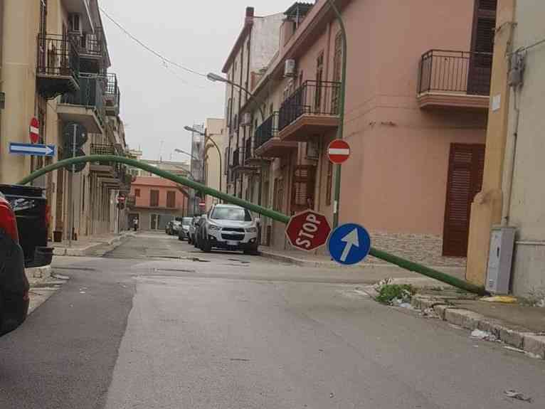 Immagine articolo: Menfi. Palo dell'illuminazione abbattuto dal forte vento