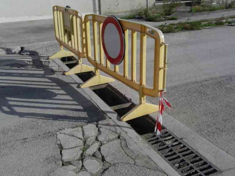 Immagine articolo: Santa Margherita di Belìce, ladri in azione nella notte. Rubano grate in ferro a protezione della caditoia stradale