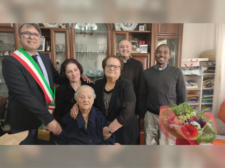 Immagine articolo: Poggioreale, festa per la centenaria nonna Liboria. Attorno a lei figli, nipoti e pronipoti