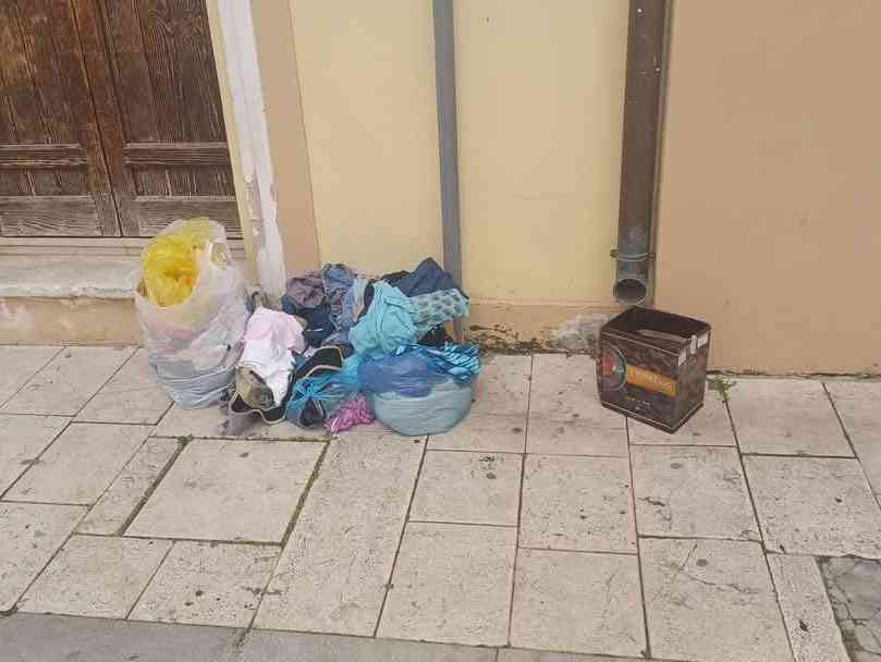 Immagine articolo: Menfi, indumenti abbandonati davanti alle Caritas. Il Sindaco: “Rispettiamo le regole“