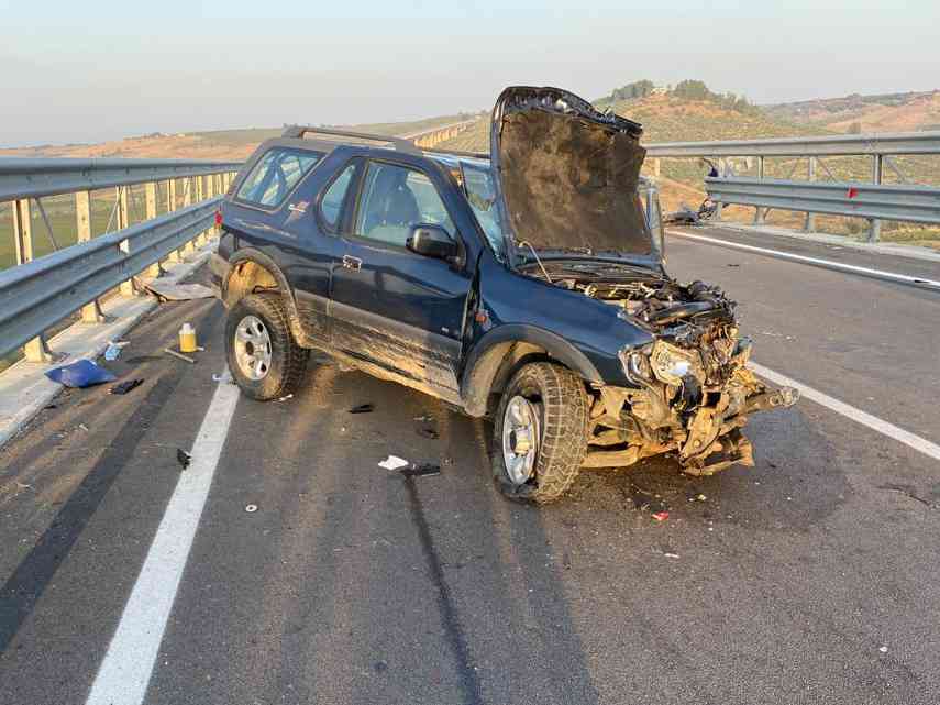 Immagine articolo: Schianto tra due auto sul Viadotto Belice. Due persone estratte dalle lamiere dai Vv. del Fuoco. Sul posto l’Ambulanza