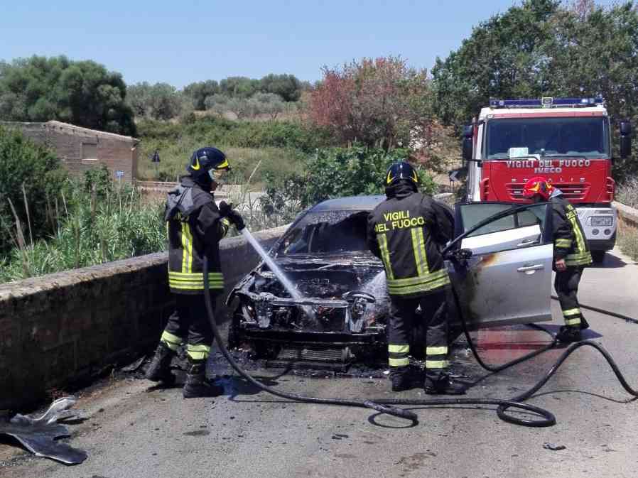 Immagine articolo: Scoppia incendio mentre l'auto è in marcia. Conducente di Poggioreale riesce a salvarsi