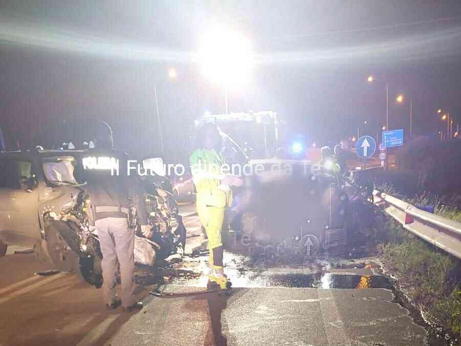 Immagine articolo: (FOTO) Sciacca, scontro frontale sulla statale 115. Muore una donna di Salaparuta. Sul posto il 118