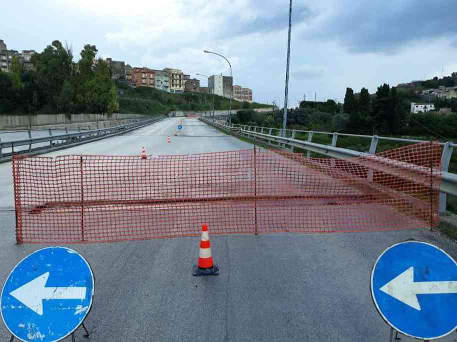 Immagine articolo: Dopo 15 anni al via manutenzione dei giunti del ponte che collega centro storico di Calatafimi Segesta a quello di Sasi