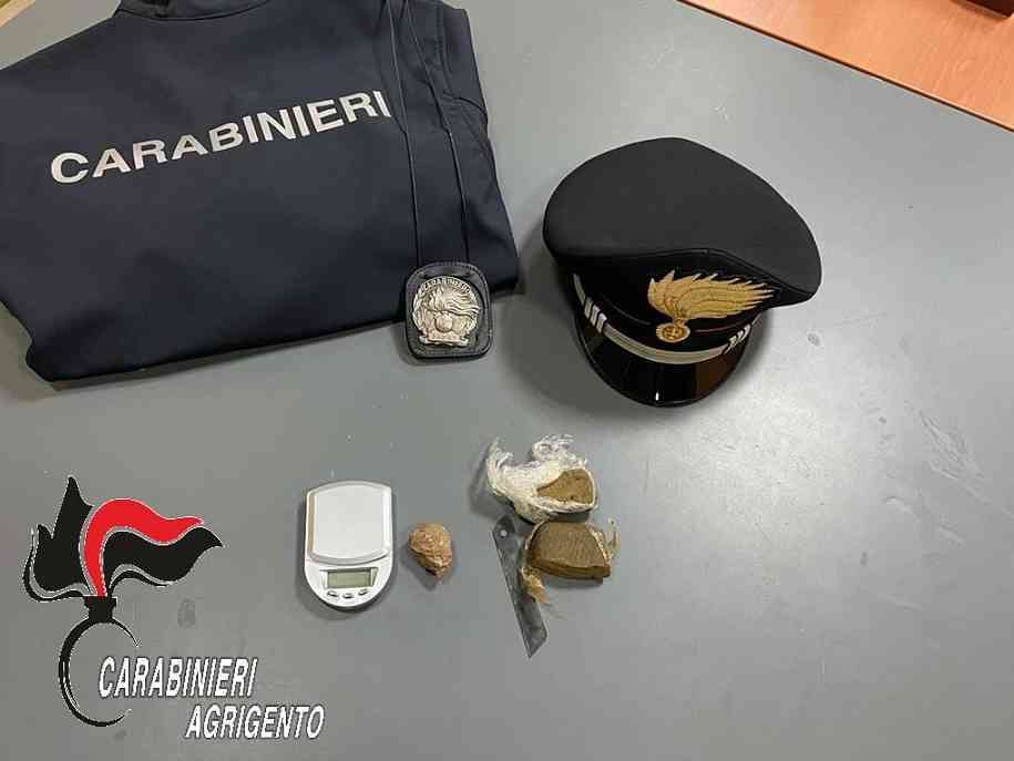 Immagine articolo: Alla vista dei carabinieri tenta la fuga a piedi: inciampa cade per terra e perde la droga. Arrestato