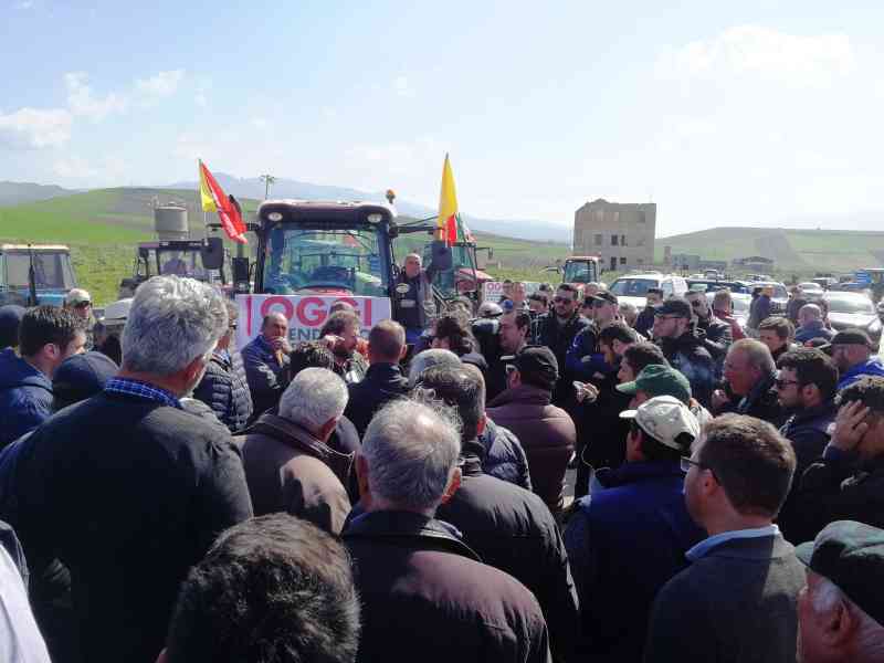 Immagine articolo: Continua la protesta degli agricoltori per il caro acqua. 100 Trattori verso Sciacca