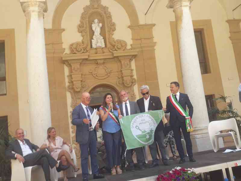 Immagine articolo: Cerimonia di consegna di riconoscimento della bandiera verde. Il sindaco Mauceri:” Onorata di questo riconoscimento “