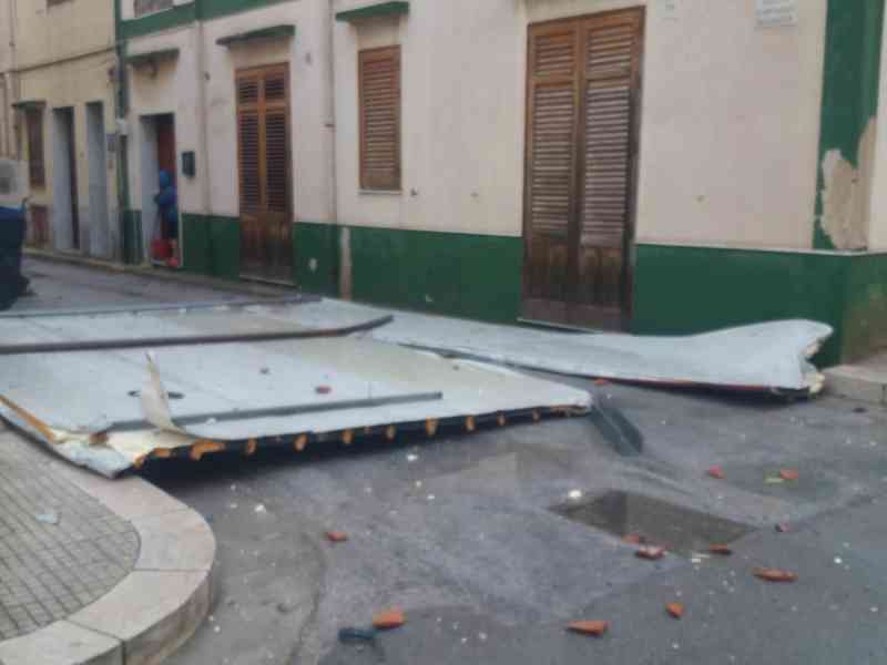 Immagine articolo: Tromba d’aria a Menfi. Danni causati dalla forza del vento in Corso dei Mille