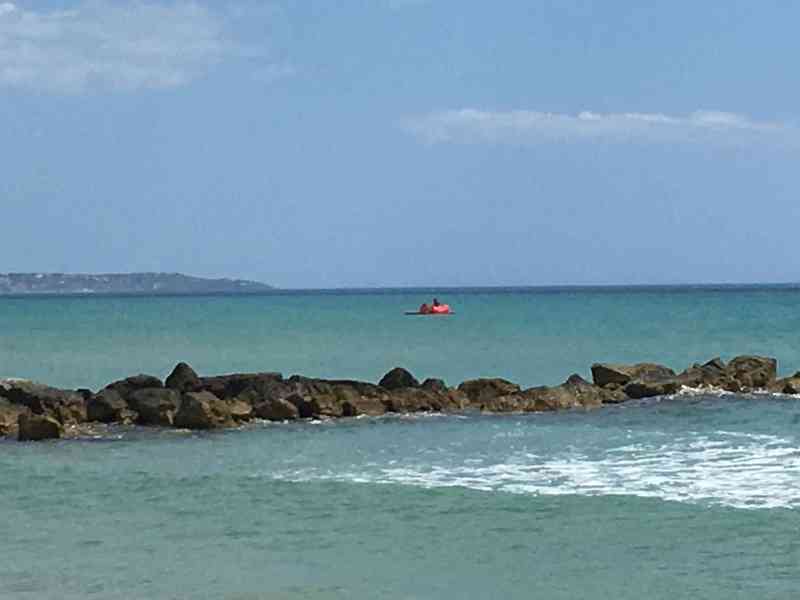 Immagine articolo: Porto Palo, giovani bagnini sfidano il vento forte e salvano una piccola turista finita al largo