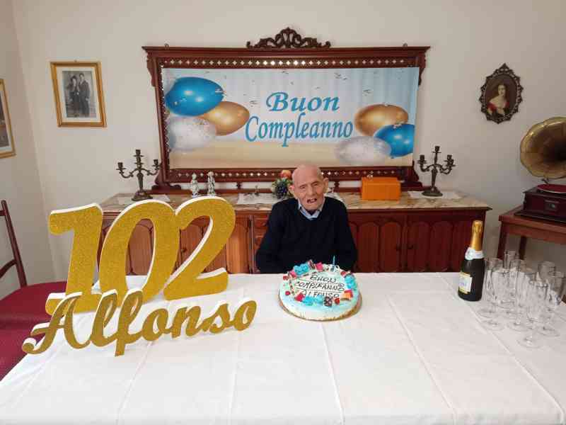 Immagine articolo: Menfi, record per Alfonso. 102 candeline per il suo compleanno
