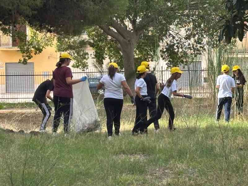 Immagine articolo: Menfi. “Puliamo il mondo“, gli alunni del Santi Bivona puliscono il parco all’interno della loro scuola