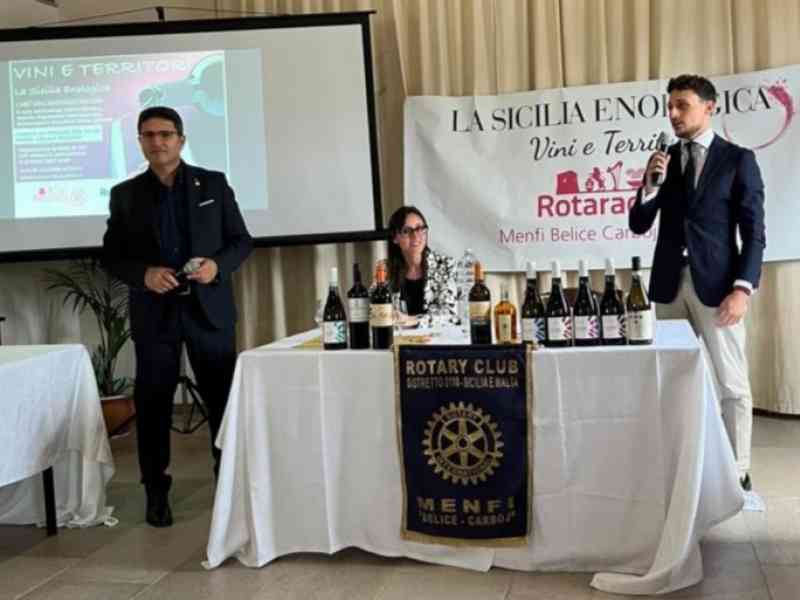 Immagine articolo: I giovani del Rotaract Club di Menfi alla scoperta di “Vini e Territori”